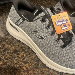 Men’s Sketchers 9 wide new with tags slip in shoes!